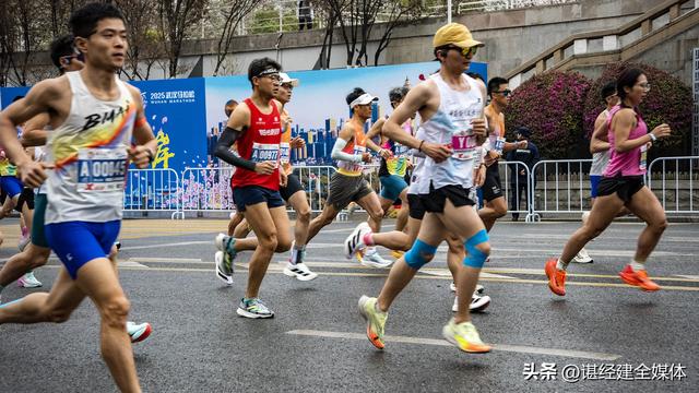 运动员争相斗艳，展现专业水平的简单介绍