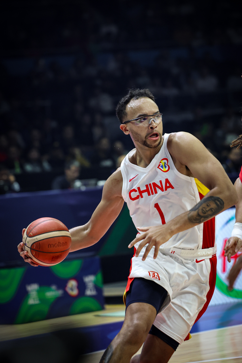 包含中国男篮横扫菲律宾男篮，萨博尼斯制霸全场的词条