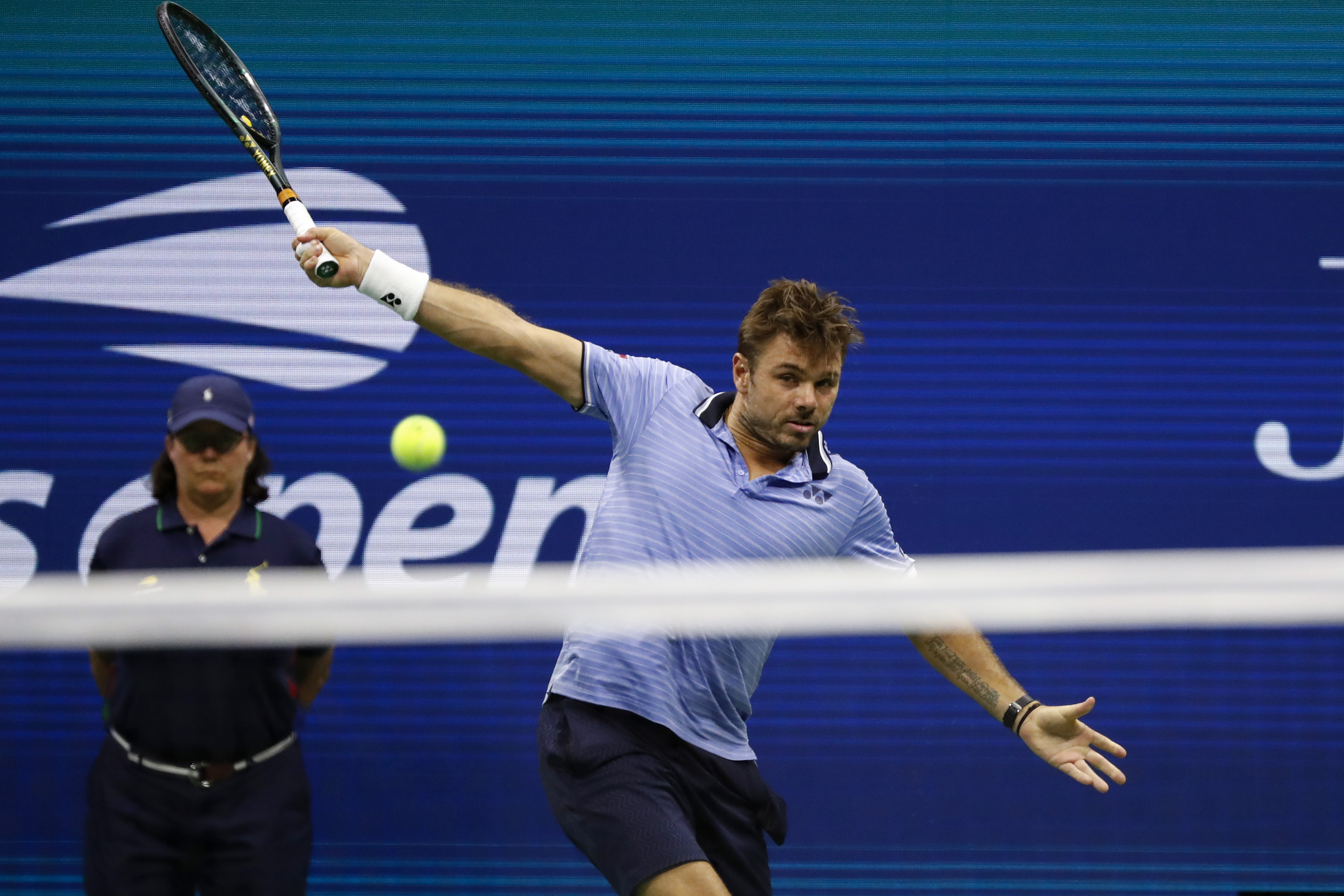 美国网球队险胜德国网球队，瓦林卡制霸全场