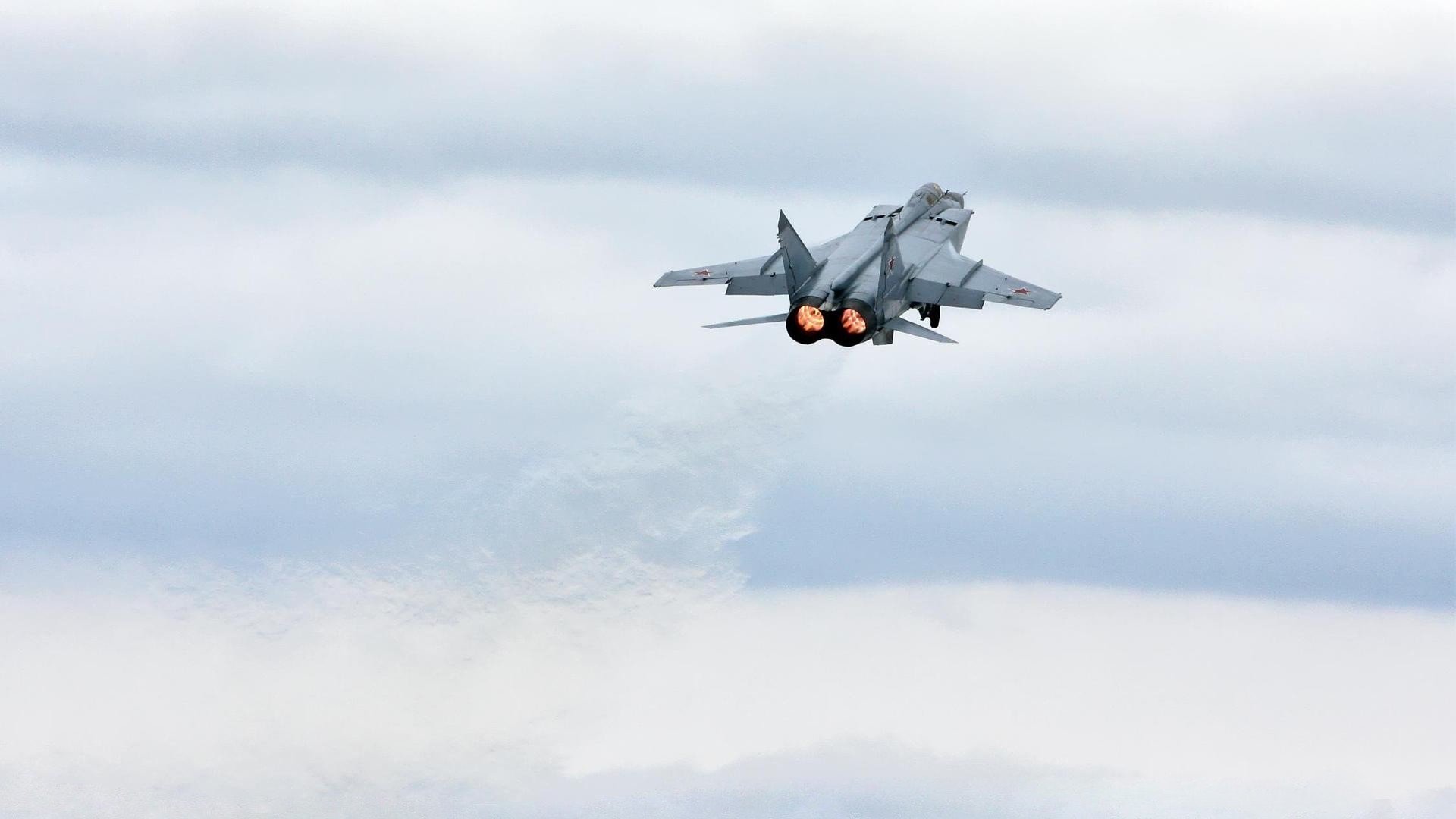 当沉默的鹰隼亮出利爪,布克第三节的生死12分钟