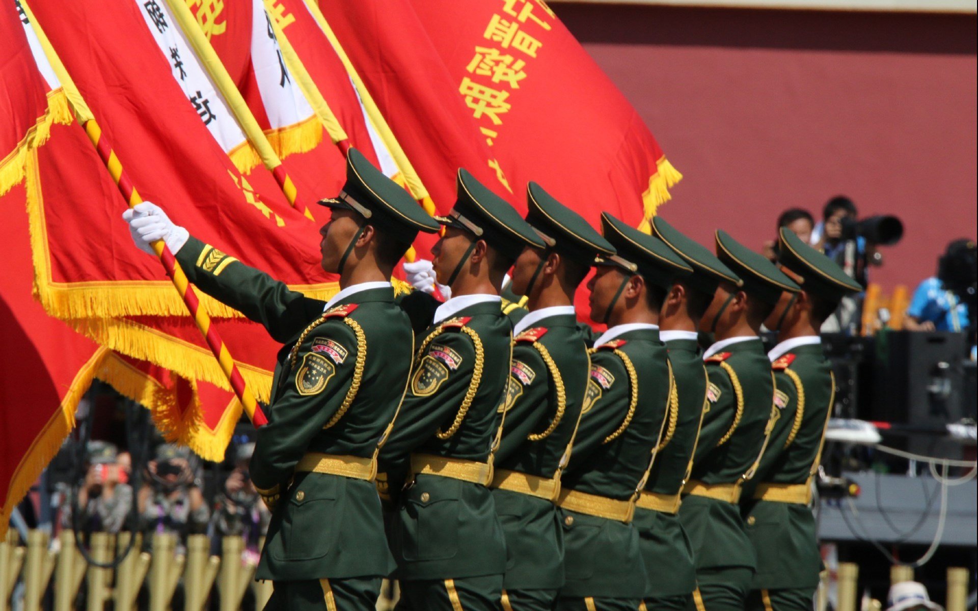 赛道与绿茵的生死竞速，当塞维利亚在F1弯道绝杀阿尔及利亚